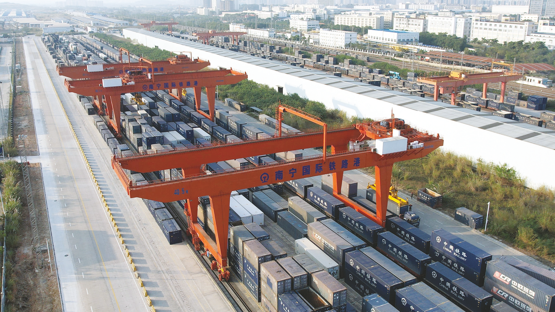     南宁国际铁路港内正在进行中越    班列装车作业。 （陈智彬 摄）