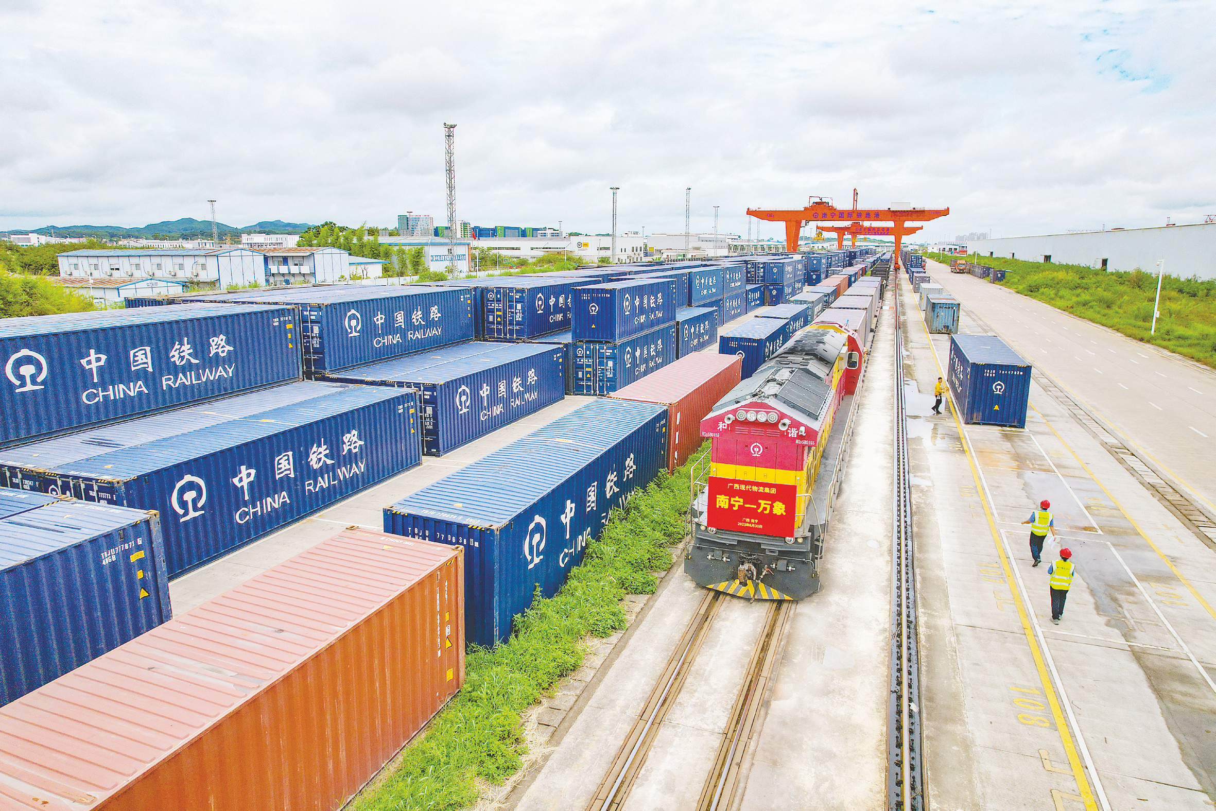     南宁加快构建现代化多式联运集疏运体系，打造面向东盟的货物集散中心。图为繁忙的南宁国际铁路港。    （封荣权 摄）