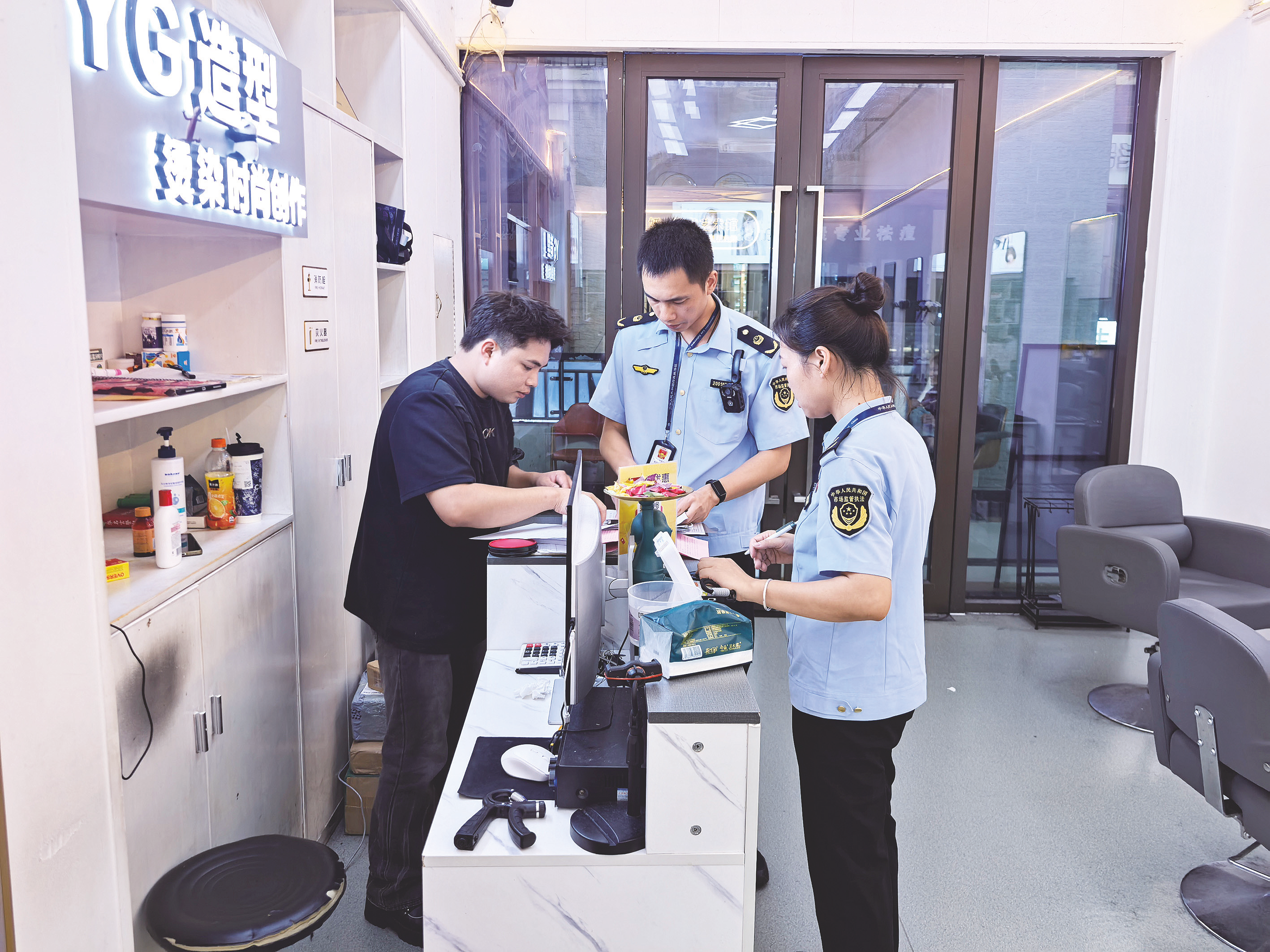     市场监管部门执法人员对相关门店使用的化妆品进行检查。     （南宁市市场监管局供图）