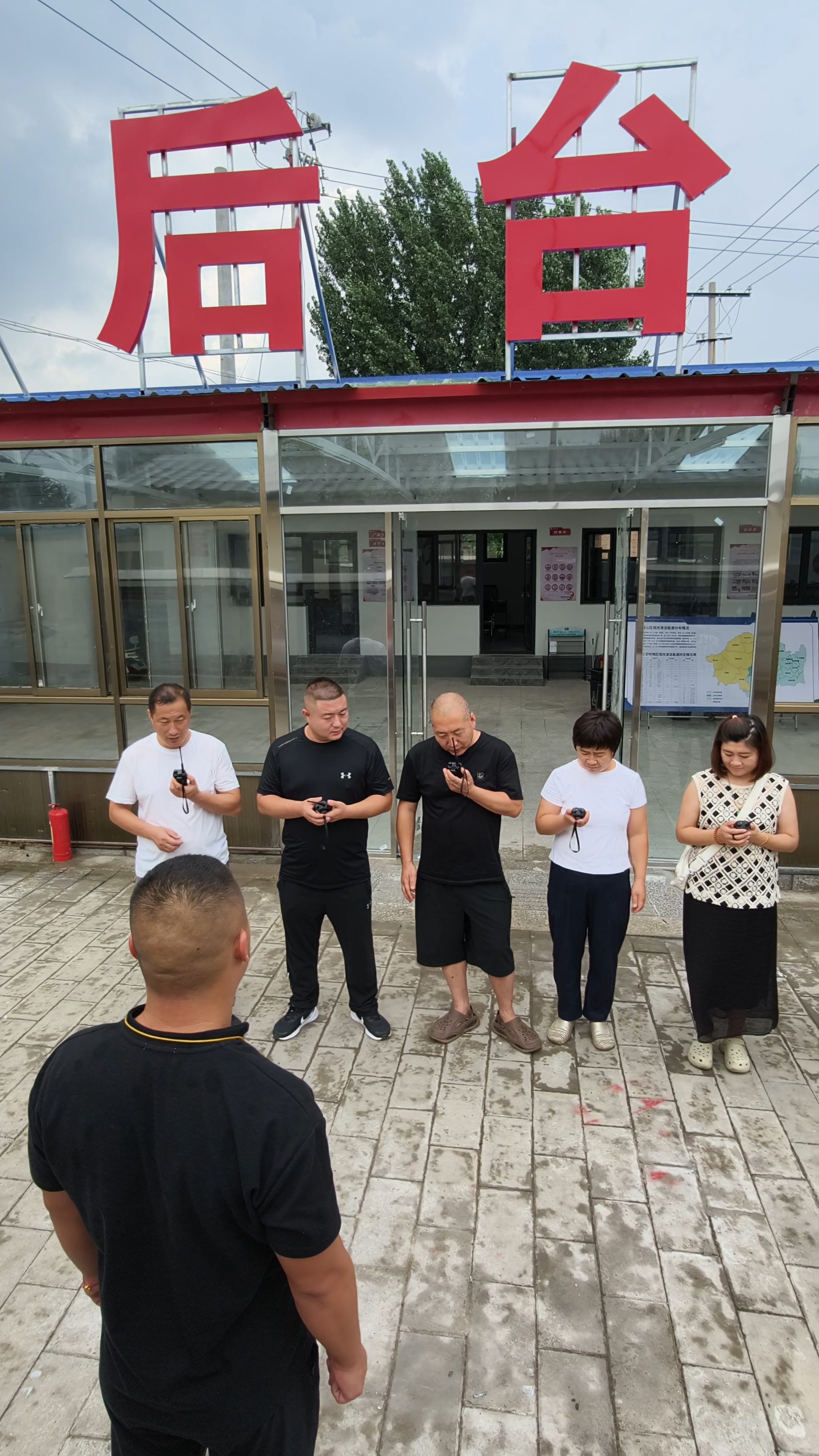 8月11日，李建鋒和村「兩委」幹部人手一個「滿電」對講機。受訪者供圖