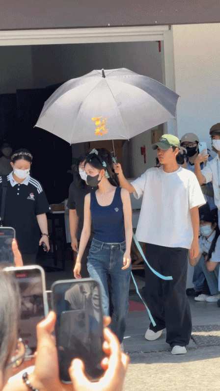 孟子义结束拍摄后为等候粉丝送周边并驾车离开