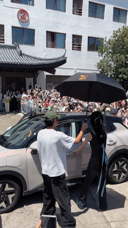 孟子义结束拍摄后为等候粉丝送周边并驾车离开