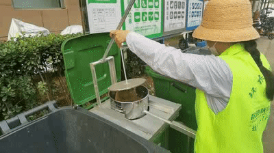 “榨汁机”、吊环拉手,垃圾桶旁多了“神器”