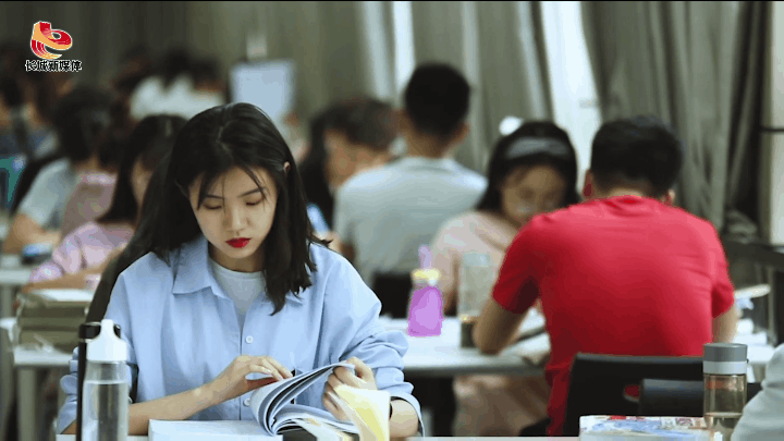 　　河北师范大学图书馆和校园。