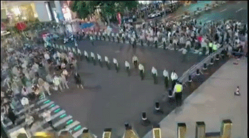 △9月30日晚，上海南京东路河南中路路口，我们熟悉的“开关式过马路”又出现了。