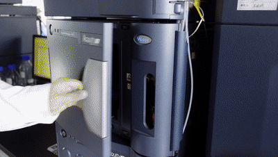 晨光生物技术研发中心正在用飞行时间质谱仪分析植物样本。长城网记者 袁立朋 张建勋 摄