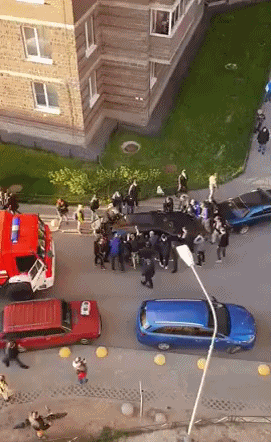 △俄罗斯百姓徒手搬离挡路汽车 来源：俄罗斯社交媒体