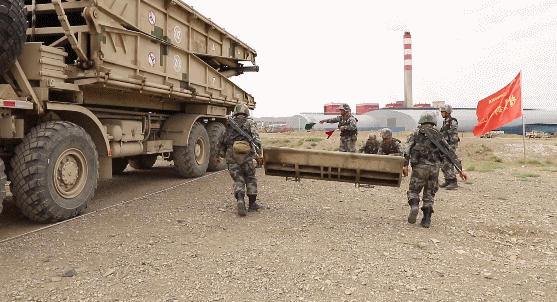 硬核!新疆军区某工兵团桥梁连仅18分钟将40米天堑变通途!