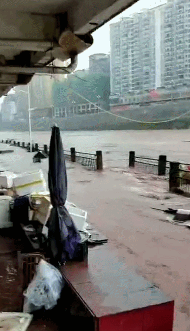 凌晨洪峰过境 四川巴中市通江县城部分街道被淹