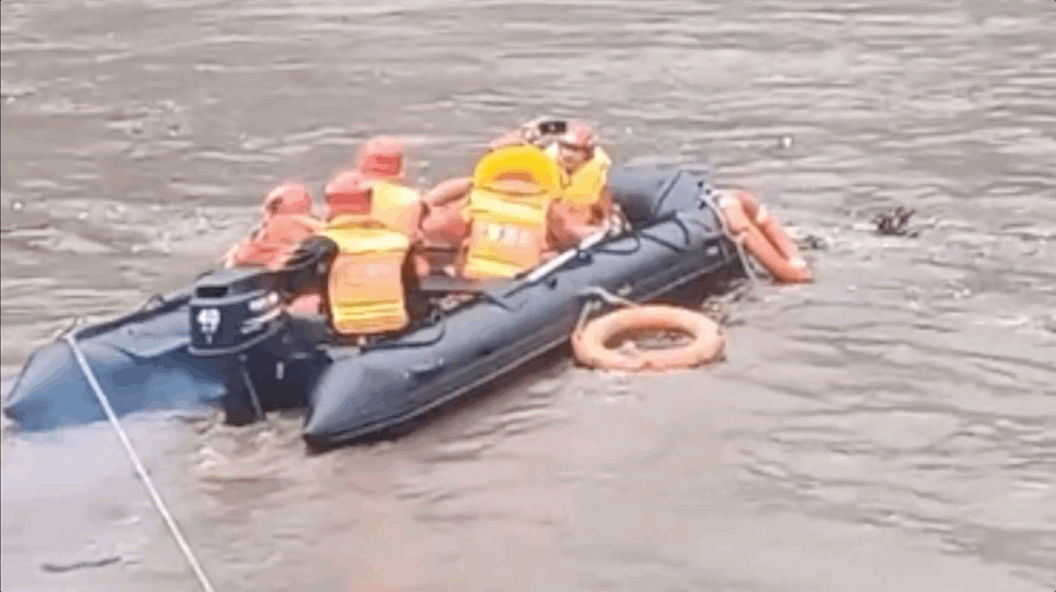 突发山洪北京延庆3名男子被困河中 消防紧急救援