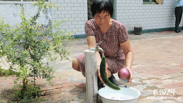 “水甜了，感觉做出来的饭菜都更合口啦！”张英姿说，日子也甜了。长城网记者 卢婉凤 摄