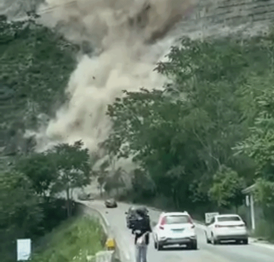 国道G212线甘肃文县段发生山体塌方 无人员伤亡