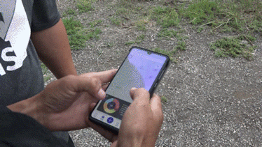 巡逻一圈之后，工作人员正在app上打卡。马知远 摄