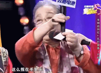 李明启讲述当年拍戏细节 图片来源：视频截图