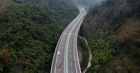 “致富路”通了！四川小凉山腹地迎来首条高速公路
