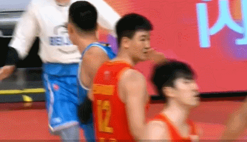 CBA再出闹剧!北京男篮不满判罚 主帅解立彬带头