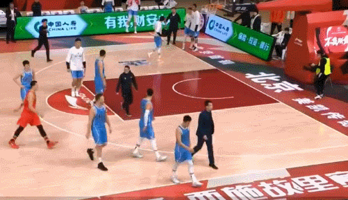CBA再出闹剧!北京男篮不满判罚 主帅解立彬带头