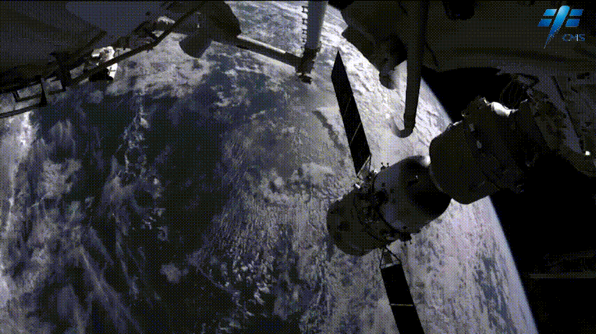 ▲ 空间站机械臂“活动筋骨”，准备协助航天员再次开展舱外活动 图片来源：中国航天科技集团