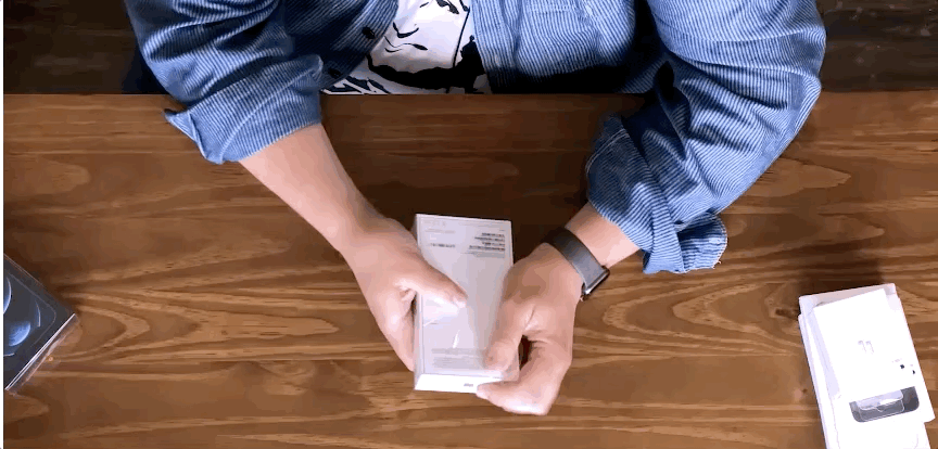 ▲ iPhone 12 的包装塑封膜很容易撕下. 图片来自：Cnet