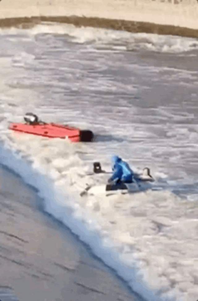 △第二次落水事故现场救援视频显示，落水队员被困滚水坝图/澎湃新闻