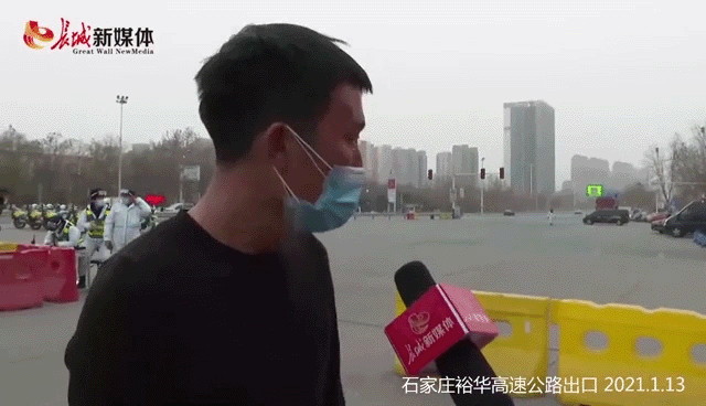 石家庄裕华高速口一名货车司机在被记者问到“吃上过正经饭吗？”时心酸地哭了。目前记者已联系到了省内的爱心企业为司机们送上暖心餐。图片来源：1月13日直播片段