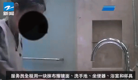 △资料画面：服务员使用脏抹布擦洗手台、杯具等。