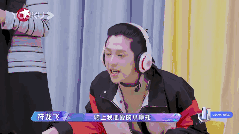 某综艺节目里，杨幂读符龙飞的唇语：“骑上我心爱的小摩托”