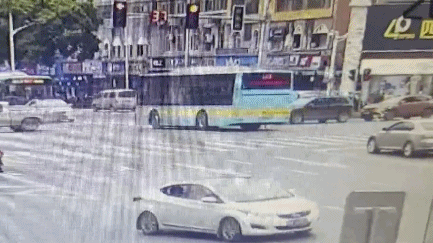 江西南昌一公交车连撞数车后冲上人行道 致数人受伤