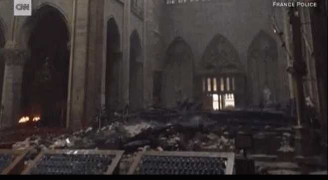 △巴黎圣母院在大火中遭损毁