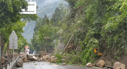 受降雨影响 国道G319武隆高成线因堡坎垮塌道路交通中断