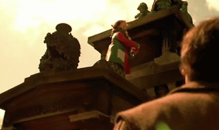 在墓碑上哼《玫瑰人生》的女孩，让一场悲伤的葬礼变得治愈。图/《两小无猜》