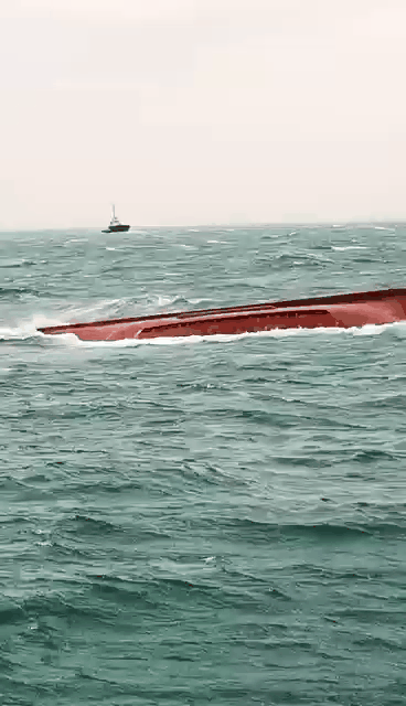 福建莆田海域一渔船翻扣6人失踪 家属：手机曾接通1分钟，事发一天后敲击船底还有回应