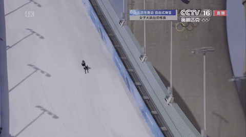 △自由式滑雪女子大跳台资格赛第2轮，谷爱凌出现失误。