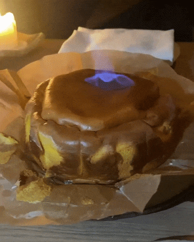 沉甸甸的蜂蜜蛋糕. 图片来自：Instagram @cosmopoleatan