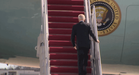 　拜登在旋梯上接连跌倒三次