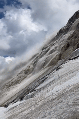 （冰川如瀑布般崩塌，来源：社交媒体）