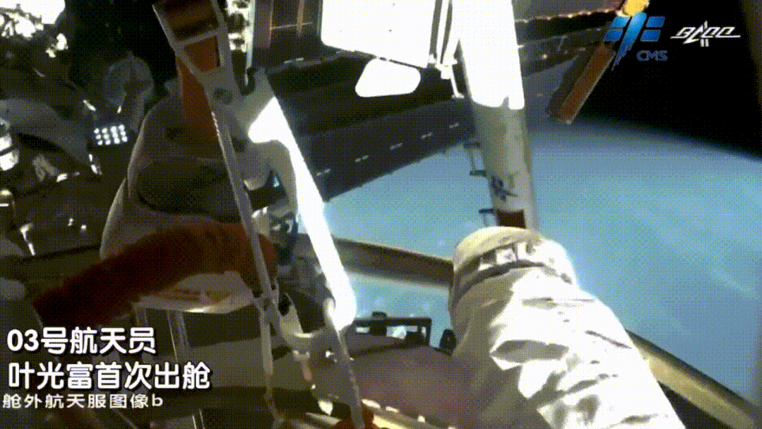 　　叶光富圆满完成出舱“首秀”