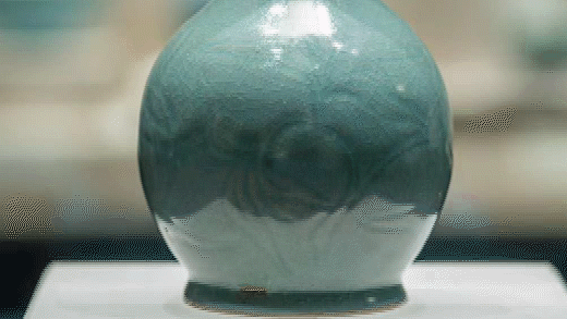 图为天蓝釉刻花鹅颈瓶