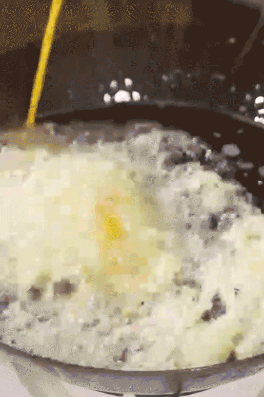 观看炸蛋的制作过程既是享受，也是冒险。图 / 叫我杏哥