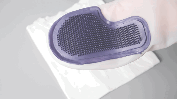 此外，轻盈垂坠也是它的特点之一。