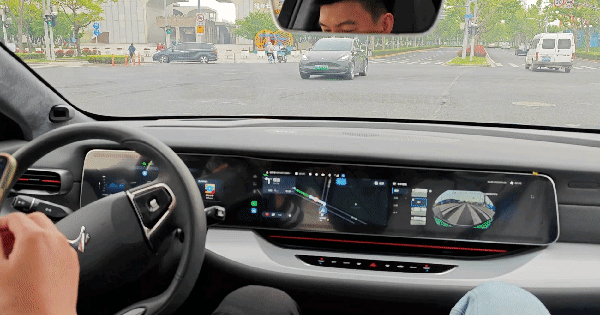 面对无实线，且有对向来车、电动车和行人的左转弯道，车辆处理得比较果断