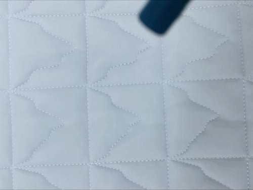 *水被瞬间吸收，不会浮于表面