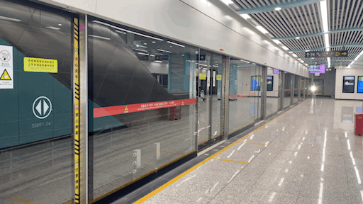 来看上海发布前方发来的现场图