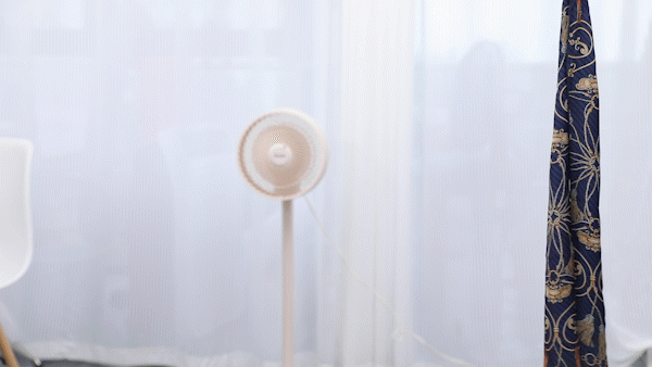 △西佑循环扇：不对着吹的侧面也能感受到风