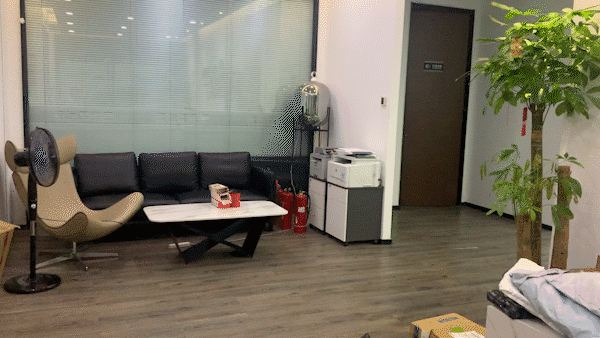 △传统风扇：基本吹不到盆栽的位置