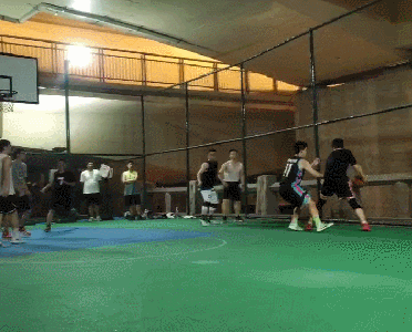 ​不过要放到八九个月前，这里还是一片高低不平的荒地，堆着杂物，还偶尔聚集一些打牌的闲散人员。