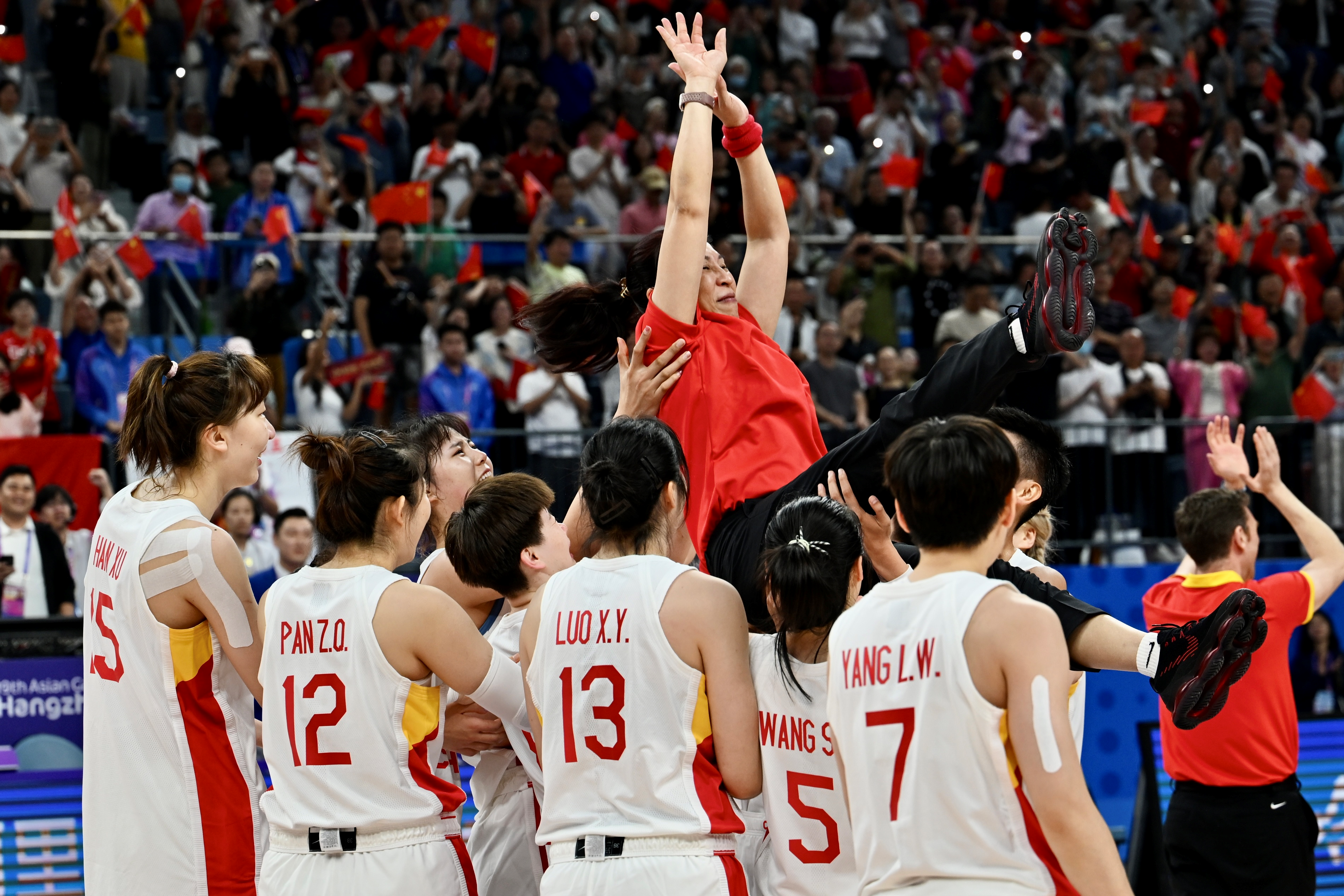 中国女篮庆祝胜利