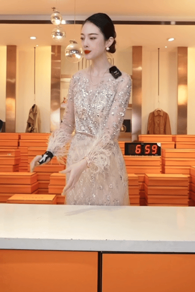 郑香香的直播风格明显/图源：郑香香直播间