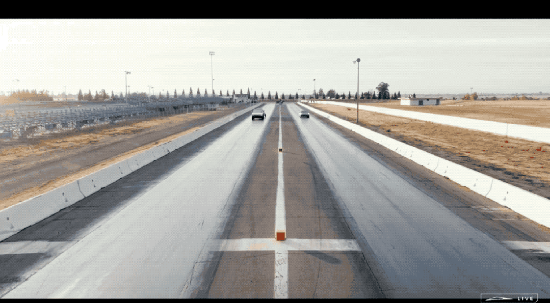 Cybertruck拖着一辆保时捷911测试加速