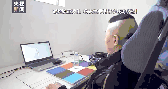 △杨先生根据指令将水瓶放到指定位置